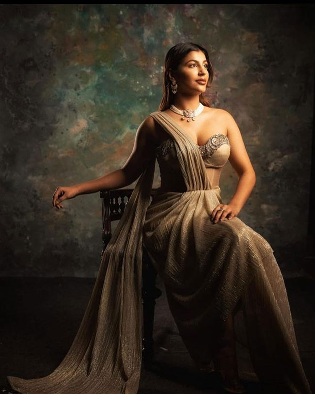 Staggering Poses of Yashikaaannand